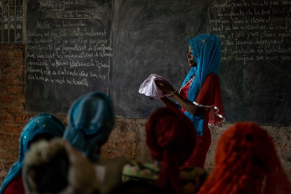 Archivo - Demostración de como usar productos menstruales en una escuela.