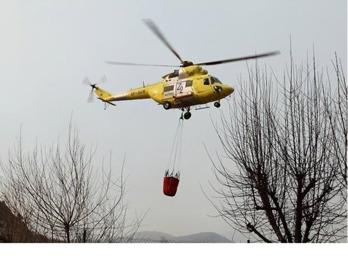 Archivo - Un helicóptero actúa en un incendio en Aragón.