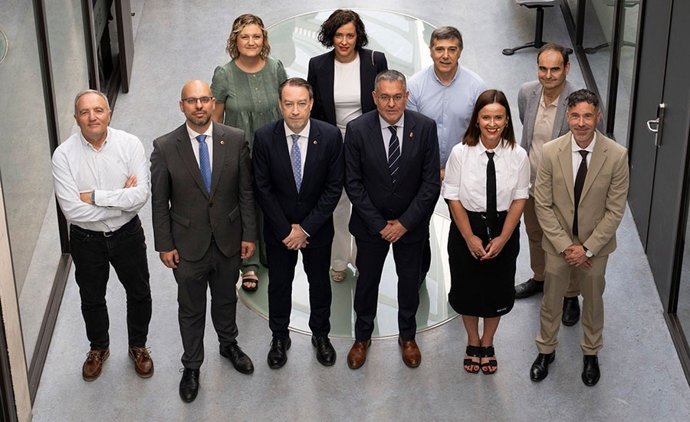 Autoridades y participantes en la presentación.