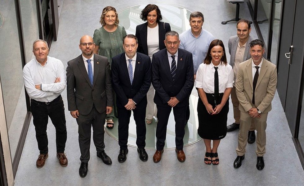 Autoridades y participantes en la presentación.