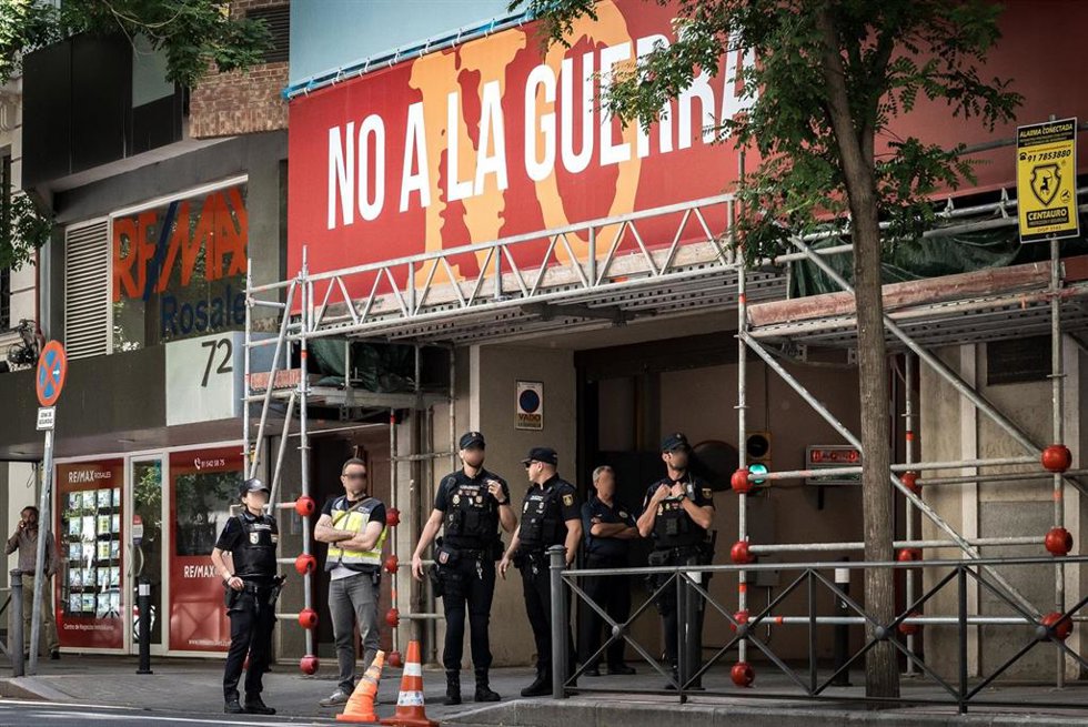 Agentes de la Policía Nacional posicionados en la entrada de la sede nacional del PSOE en Ferraz por parte de gentes de la Unidad Central Operativa (UCO) de la Guardia Civil 