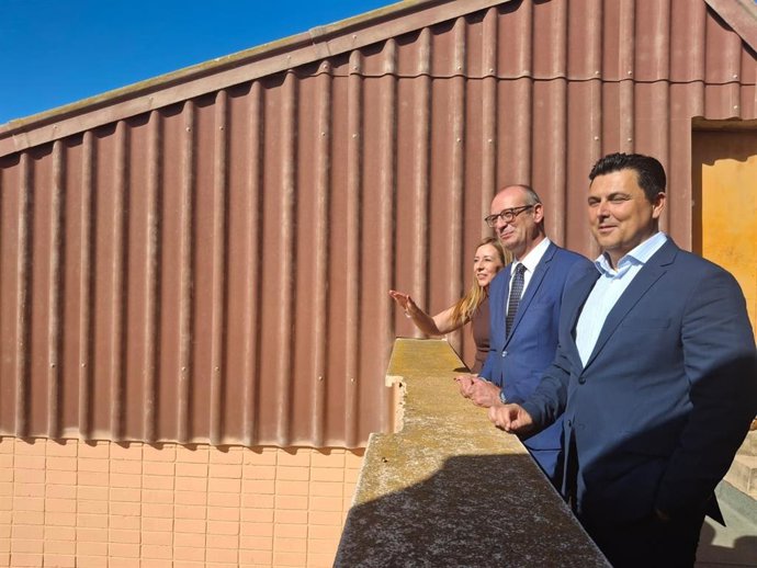 El consejero de Educación y Formación Profesional, Víctor Marín, y el alcalde de San Javier, José Miguel Luengo, el colegio Nuestra Señora de Loreto de San Javier donde se llevarán a cabo obras de cambio de cubiertas e instalación de placas solares