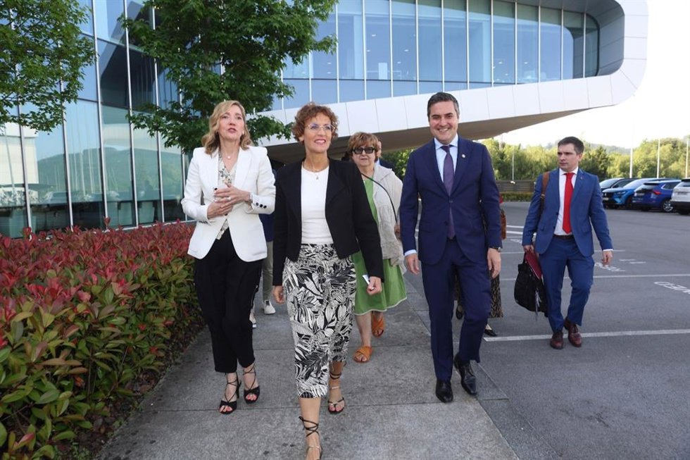 La Presidenta Chivite en su llegada a la Conferencia.