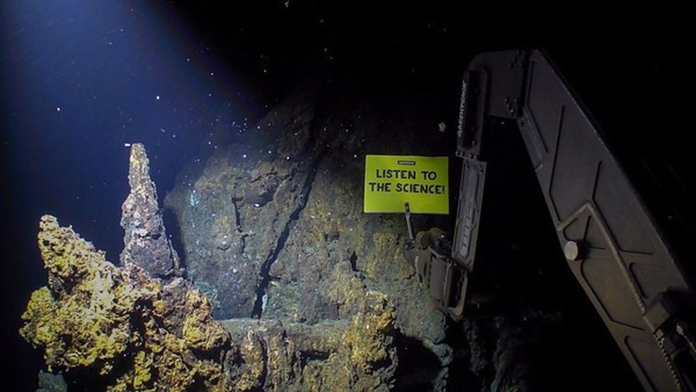 Greenpeace despliega una pancarta bajo el océano Ártico para pedir a los líderes mundiales que "escuchen a la ciencia".