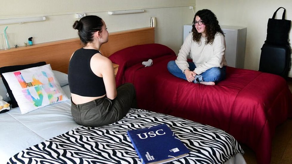 Dos estudiantes en su habitación en la residencia universitaria Monte da Condesa de la USC