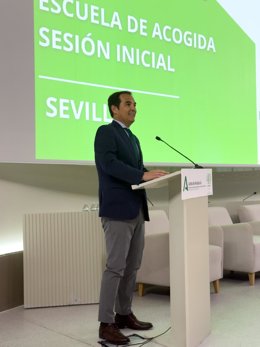 El consejero en funciones de Justicia, Administración Local y Función Pública, José Antonio Nieto, da la bienvenida a 106 nuevos funcionarios que se incorporan a la Junta.
