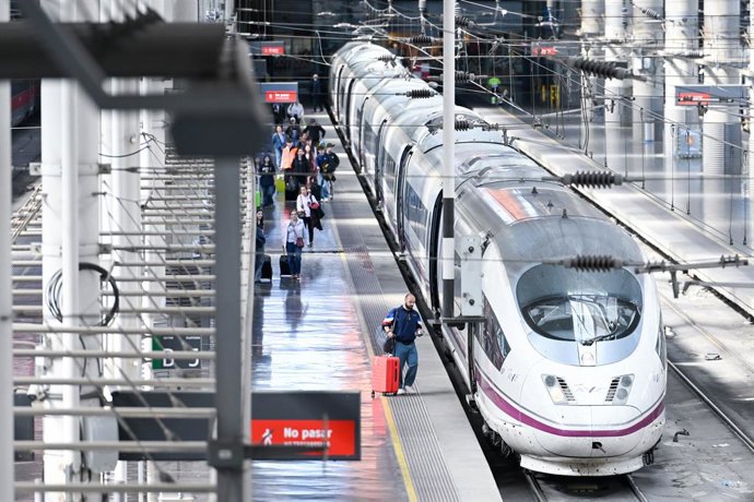 Archivo - Arxiu - Imatge d'arxius de diversos viatgers, en l'estació Madrid-Porta d'Atocha-Almudena Grandes