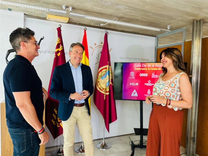 El alcalde de Lorca, Fulgencio Gil Jódar, junto a los presentadores de la gala, Antonio Hidalgo y Encarna Talavera