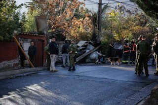 Santiago, 27 de mayo de 2026.  Dos fallecidos y 3 casas destruidas es el saldo de un incendio en calle Las Vertientes en la comuna de Penalolen  Diego Martin/Aton Chile