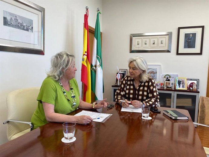 La delegada de la Junta de Andalucía en la provincia de Cádiz, Mercedes Colombo, en una reunión con la delegada de la Asociación Hespérides en Cádiz, Inmaculada Gavira.