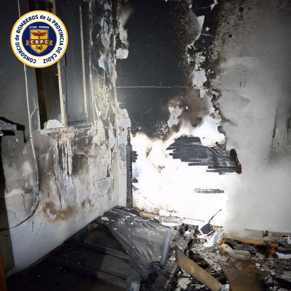 Interior de la vivienda donde se produjo el incendio en Chiclana.