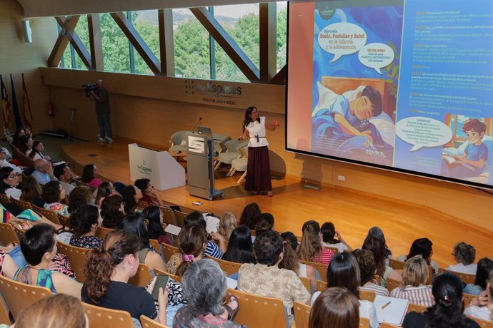Psiquiatras alertan de que el consumo digital adelanta la adolescencia y favorece la sexualización infantil