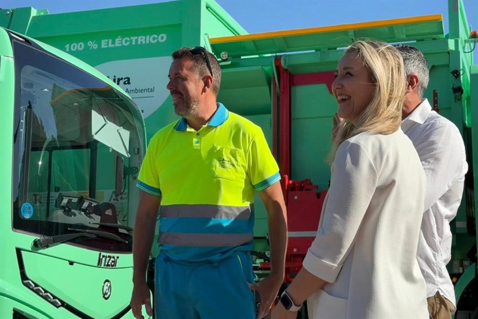 Imagen de la alcaldesa de Alcalá de Guadaíra (Sevilla), Isabel Jiménez, en la presentación de los nuevos camiones eléctricos de recogida de basuras