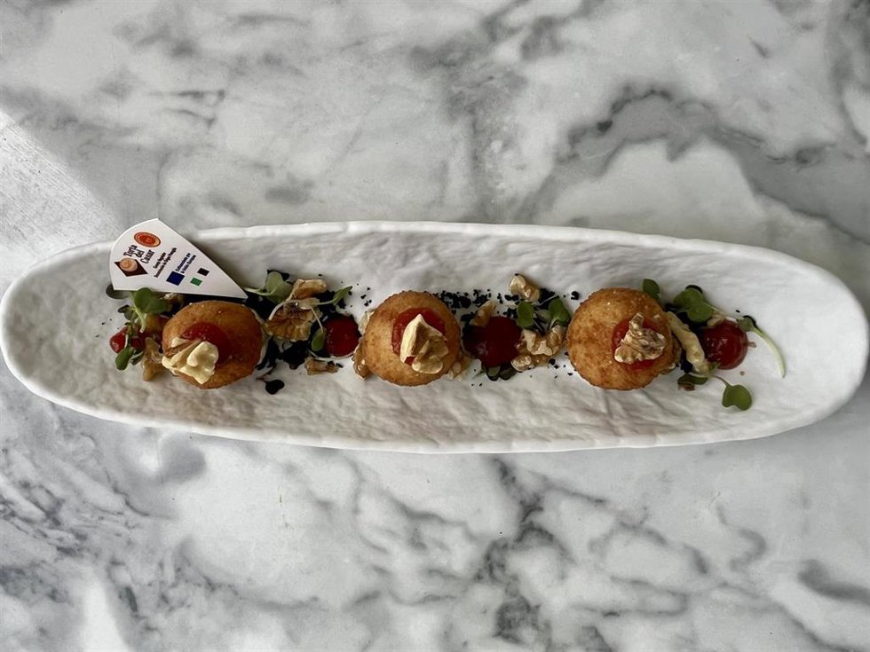 Croquetas de Torta del Casar con nueces y mermelada de tomate