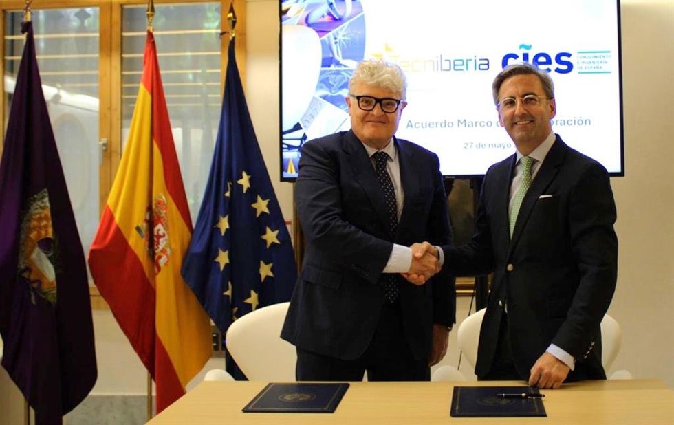 Joan Franco e Ignacio Sánchez de Mora durante la firma este miércoles