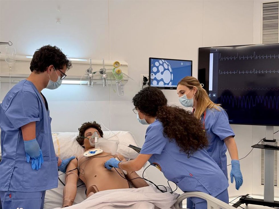 La Facultad de Medicina de la UGR cuenta con nuevas infraestructuras destinadas a reforzar la formación práctica del estudiantado de Ciencias de la Salud mediante la combinación de tecnologías de realidad virtual y entornos avanzados de simulación clínica