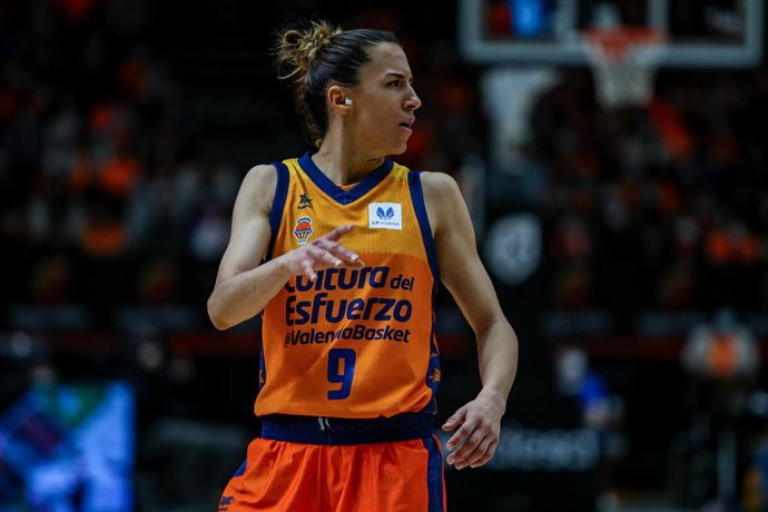Archivo - Arquivo - Queralt Casas Carreras, do Valencia Basket, gesticula durante a primeira semifinal da Copa da Rainha 2022, na partida entre o Valencia Basket e o Spar Girona, no pavilhão Fuente San Luis La Fonteta, em Valência. 26 de março de 2022. Va
