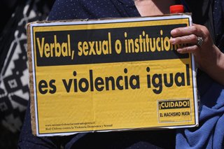 Santiago, 13 de octubre 2025. La Red Chilena contra la Violencia hacia las Mujeres se manifiesta, frente a la Corte Suprema de Justicia, tras la decision de la Corte de Apelaciones de Coyhaique de otorgar libertad condicional a Mauricio Ortega, agresor
