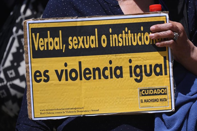 Santiago, 13 de octubre 2025. La Red Chilena contra la Violencia hacia las Mujeres se manifiesta, frente a la Corte Suprema de Justicia, tras la decision de la Corte de Apelaciones de Coyhaique de otorgar libertad condicional a Mauricio Ortega, agresor