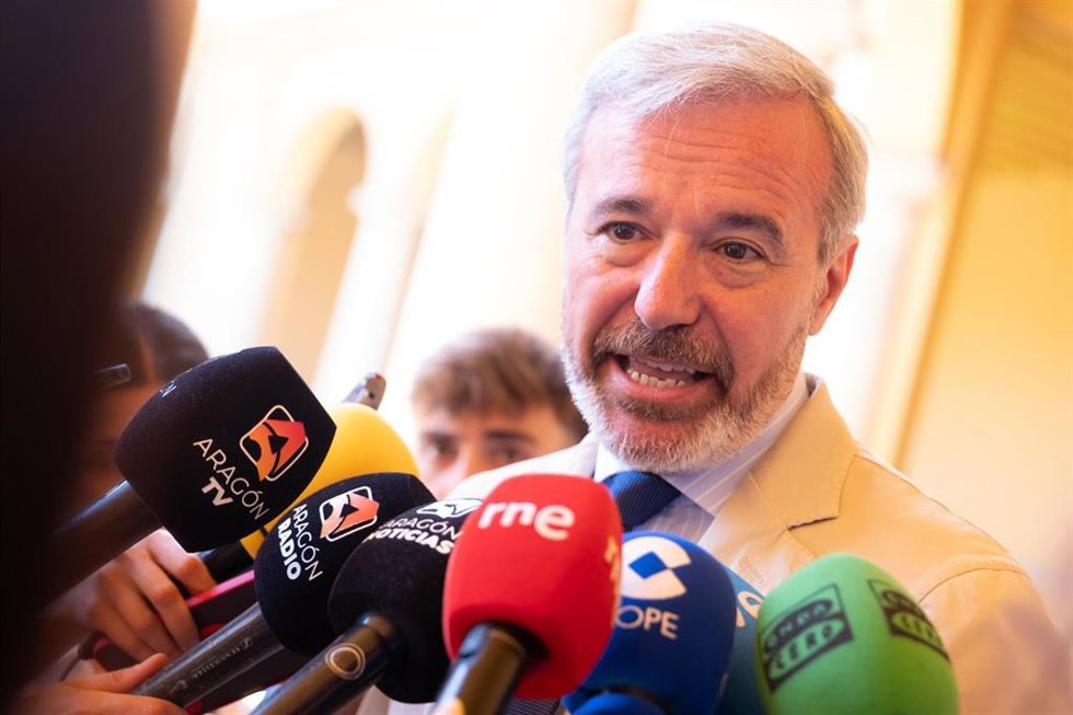 El presidente del Gobierno de Aragón, Jorge Azcón, atiende a los medios de comunicación.