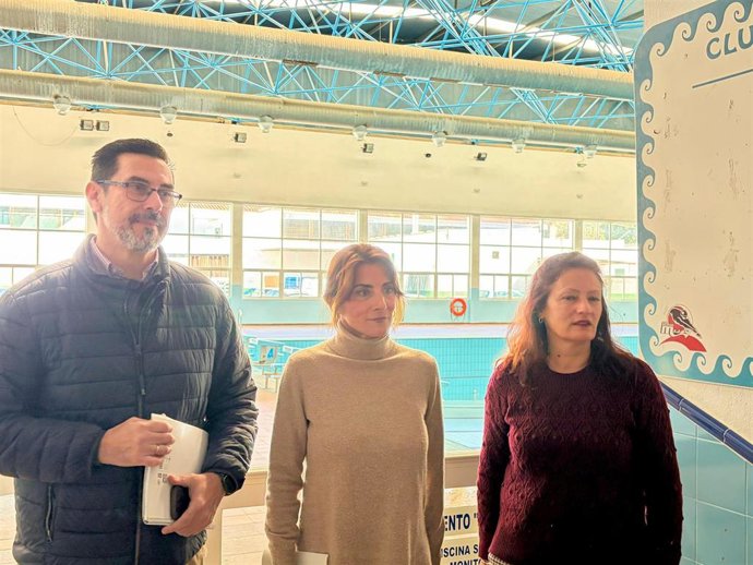 El Ayuntamiento de Mijas saca a concurso la obra de reparación de la cubierta de la piscina de Las Lagunas.