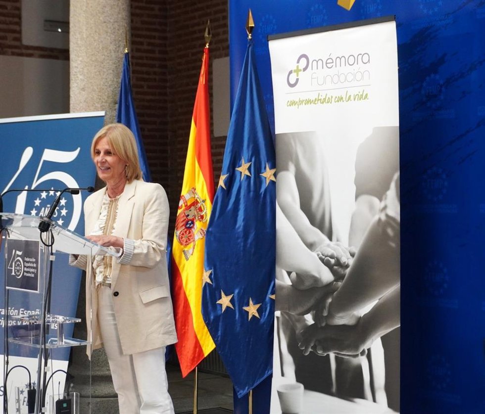 La alcaldesa de Jerez de la Frontera (Cádiz), María José García-Pelayo, recoge el sello de calidad 'Ciudad que cuida' concedido a la ciudad por la Federación Española de Municipios y Provincias (FEMP) y la Fundación Mémora