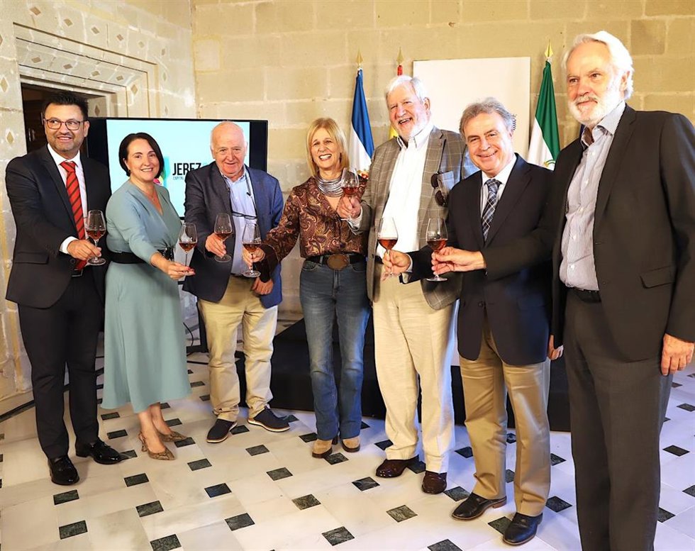 Archivo - La alcaldesa de Jerez, María José García-Pelayo, brindando por la Capitalidad Gastronómica.