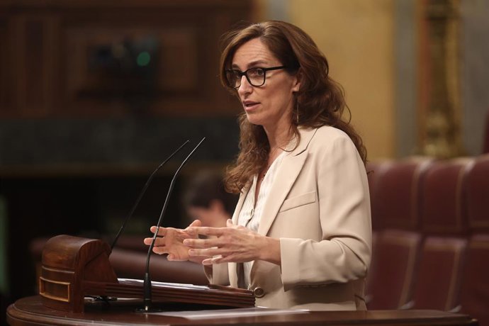 A ministra da Saúde, Mónica García, intervém durante uma sessão plenária no Congresso dos Deputados, em 27 de maio de 2026, em Madri (Espanha). A sessão plenária concentra-se no escrutínio do governo por meio de perguntas da oposição. Os blocos