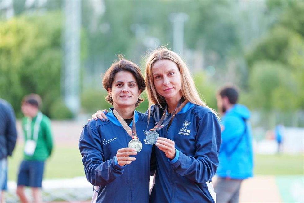 Las marchadoras María Pérez y Raquel González posan con sus medallas