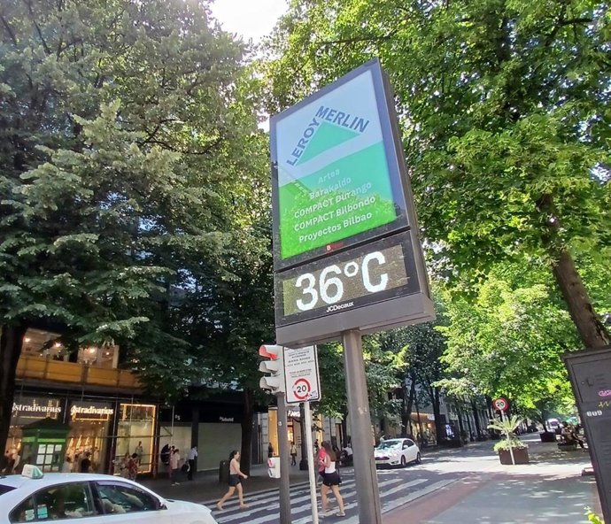 Termómetro marca 36 grados en la Gran Vía de Bilbao