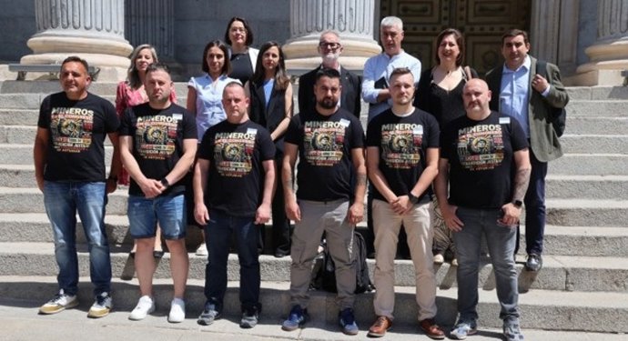 Trabajadores de Mina Miura, con representantes del Congreso