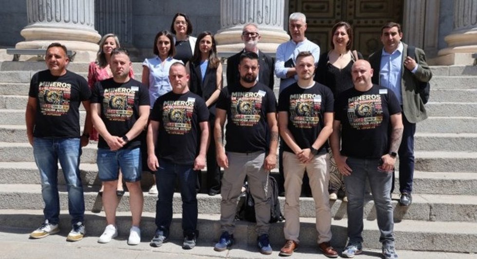 Trabajadores de Mina Miura, con representantes del Congreso