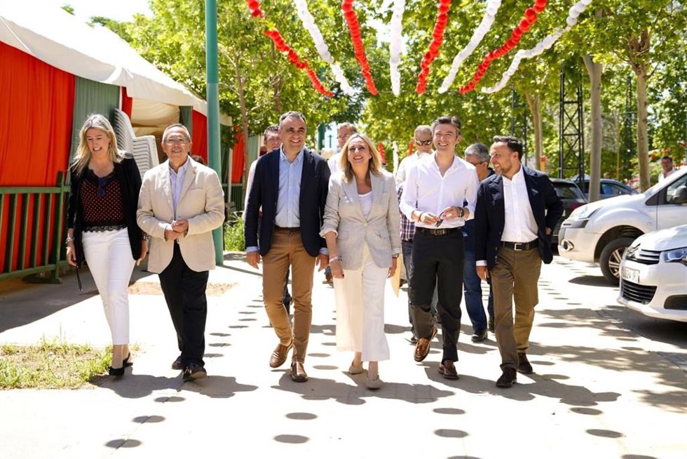 La alcaldesa de Granada, Marifrán Carazo, y el presidente de la Diputación, Francis Rodríguez, visitan el recinto ferial.