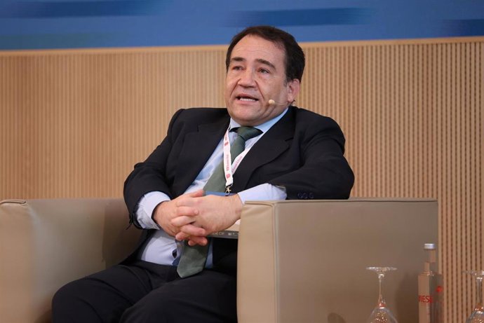 El Presidente del ICO, Manuel Illueca, durante la sesión inaugural del foro de debate económico, en el Aula Magna del campus del IESE, a 27 de mayo de 2026, en Madrid (España). 