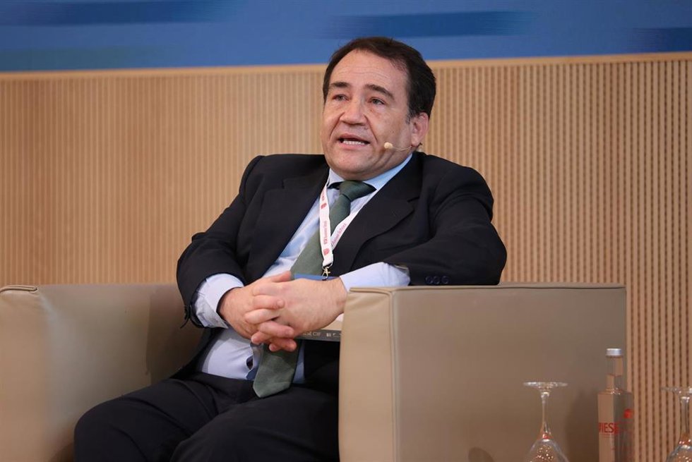 El Presidente del ICO, Manuel Illueca, durante la sesión inaugural del foro de debate económico, en el Aula Magna del campus del IESE, a 27 de mayo de 2026, en Madrid (España). 