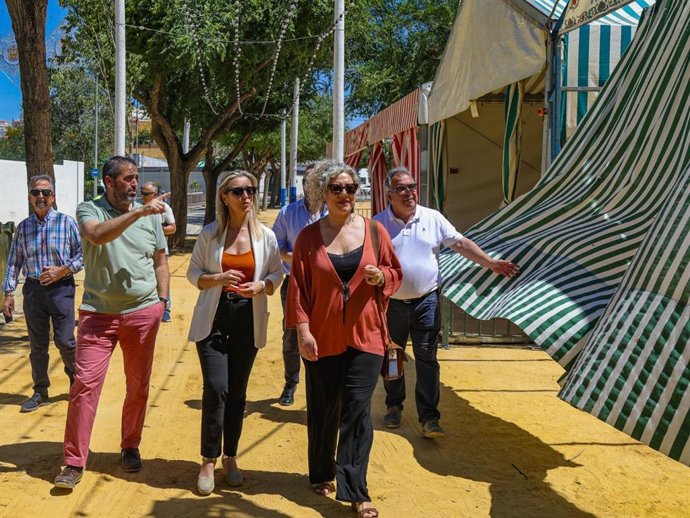Imagen de la alcaldesa de Alcalá de Guadaíra, Ana Isabel Jiménez, visitando el recinto ferial de San Juan, donde se realizan las labores de montaje para la Feria de Alcalá que arrancará el próximo 4 de junio