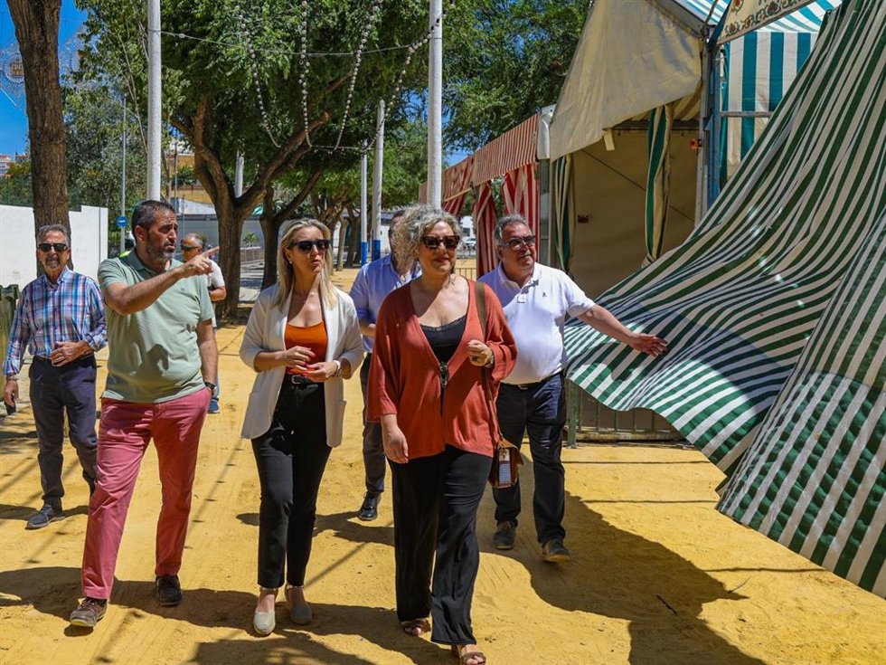 Imagen de la alcaldesa de Alcalá de Guadaíra, Ana Isabel Jiménez, visitando el recinto ferial de San Juan, donde se realizan las labores de montaje para la Feria de Alcalá que arrancará el próximo 4 de junio