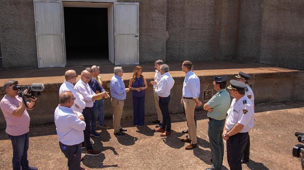 Archivo - Autoridades y responsables de la empresa en la visita al antiguo polvorín de Vadollano realizada en julio de 2025.