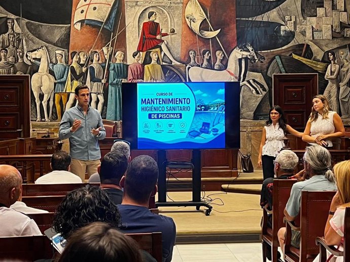 Los participantes proceden de 119 municipios y el objetivo es que conozcan la normativa vigente. Hoy se imparte en el antiguo salón de plenos de la DPZ y en los próximos días en Villarreal de Huerva, Borja, Ejea de los Caballeros y Calatayud