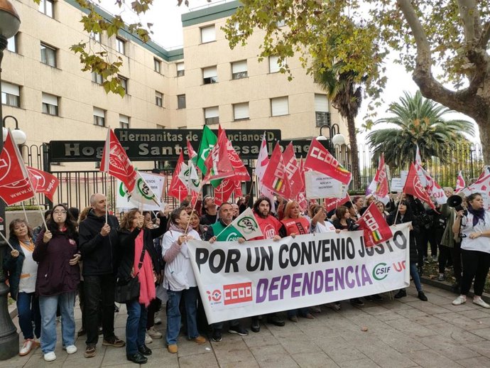 Archivo - Concentración para exigir un convenio justo para los trabajadores y trabajadoras de residencias y centros de día (archivo)