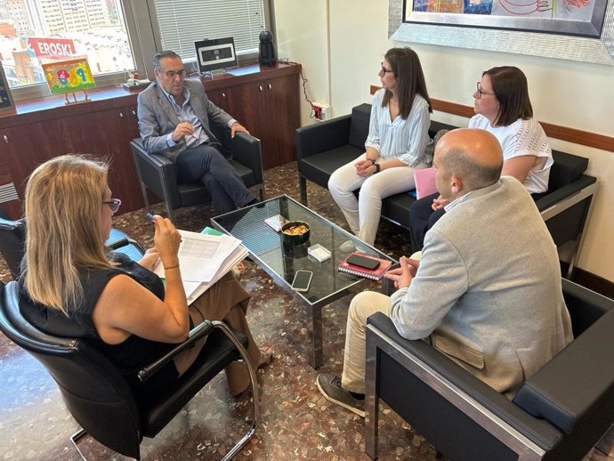 Reunión entre el delegado territorial de Desarrollo Educativo y Formación Profesional, Miguel Briones, el alcalde  Archidona, Manuel Almohalla, la directora del centro educativo, Victoria Cañizares, y la representante de los padres en el Consejo Escolar