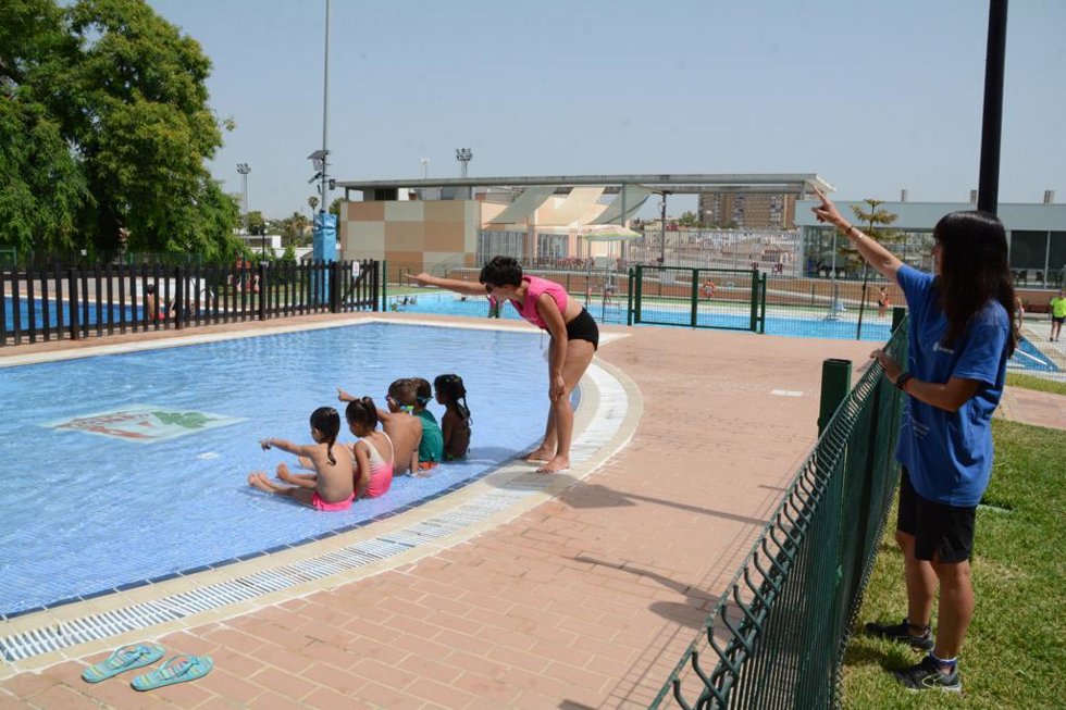 Archivo - Varios niños en una piscina como parte de las actividades de un campus de verano.