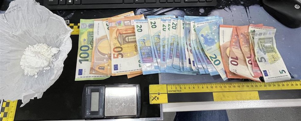 Dinero y droga intervenidos en la localidad cordobesa de Puente Genil tras la detención de cuatro personas.