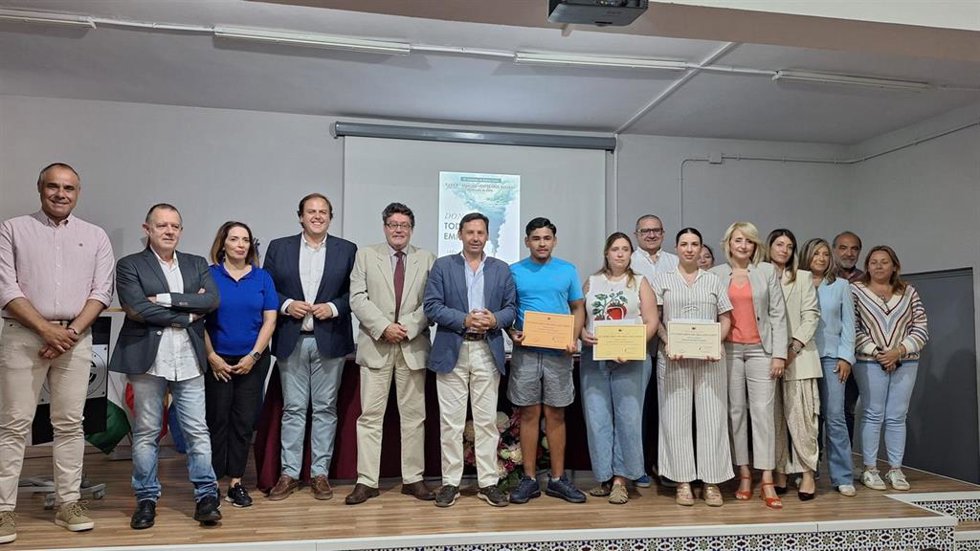 El subdelegado de la Junta en el Campo de Gibraltar, Javier Ros, junto al delegado territorial de Desarrollo Educativo y Formación Profesional en Cádiz, José Ángel Aparicio, en los premios del Certamen de Relato Corto del SIPEP 'Entre dos Aguas'