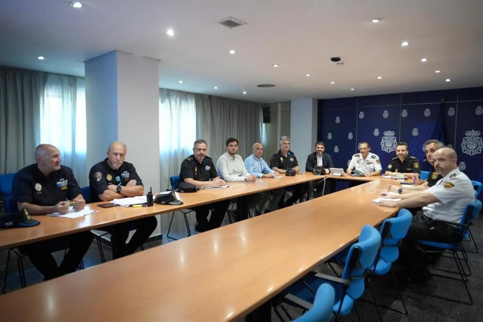 Representantes de la Policía Local de Palma y la Policía Nacional se reúnen para abordar el plan de actuación estival.
