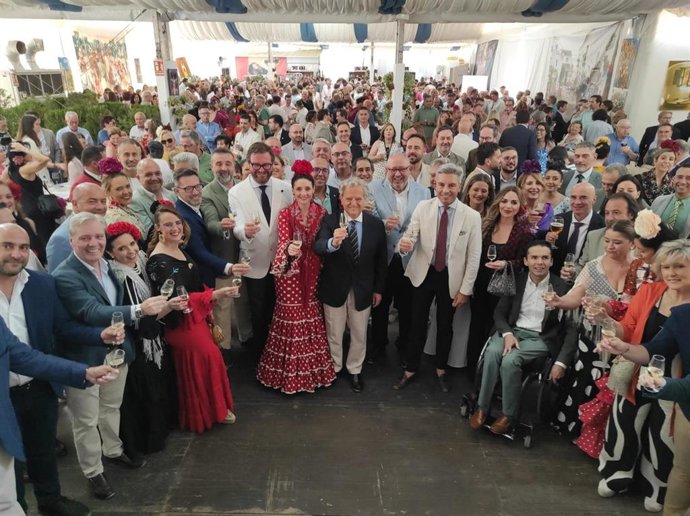 El presidente de la Diputación de Córdoba, Salvador Fuentes, junto a miembros de la Corporación y otras autoridades brinda en la Feria de Nuestra Señora de la Salud.