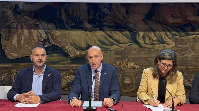 El alcalde de León (centro), en la inauguración del congreso internacional 'Urraca I de León, Soberana Europea. Reinas Medievales y creación artística'.