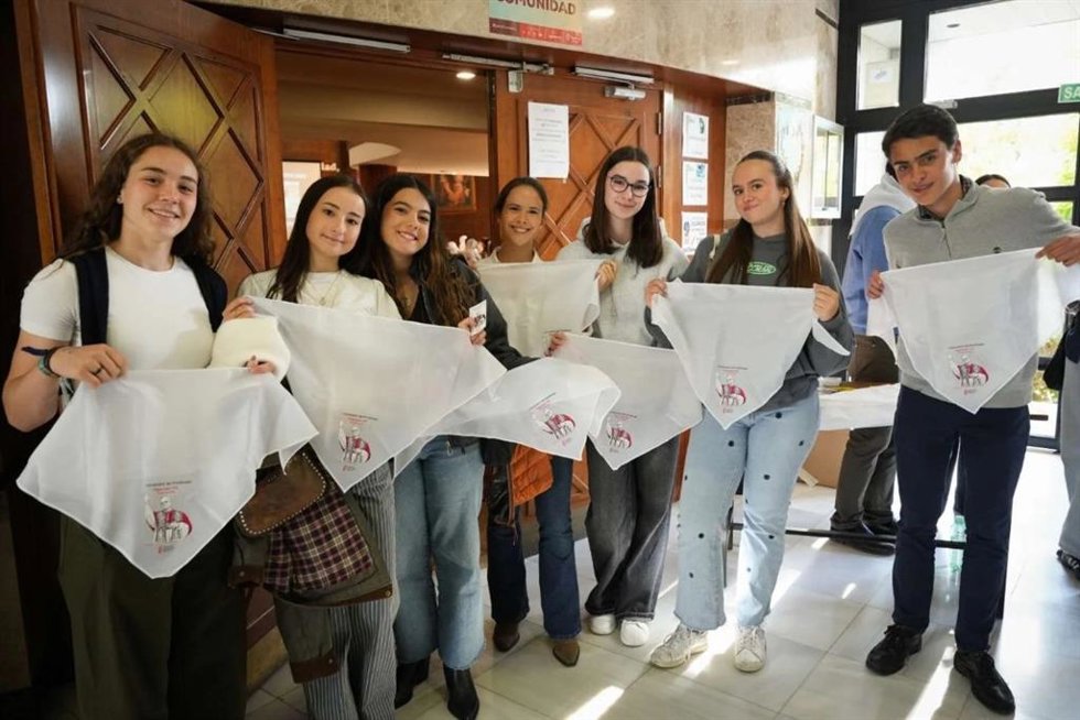 Jóvenes de la Familia Agustiniana con pañoletas del Papa León XIV.