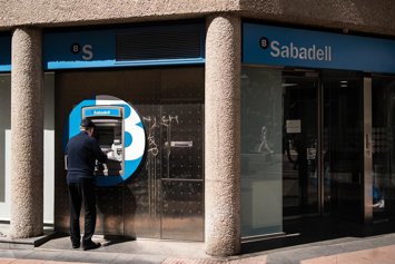 Archivo - Un hombre en el cajero de la entidad bancaria de Sabadell que ha sido atracada, en la calle Núñez de Balboa, a 21 de abril de 2023, en Madrid (España). 