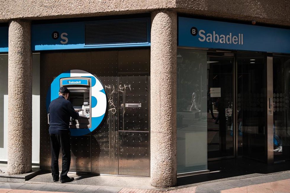 Archivo - Un hombre en el cajero de la entidad bancaria de Sabadell que ha sido atracada, en la calle Núñez de Balboa, a 21 de abril de 2023, en Madrid (España). 